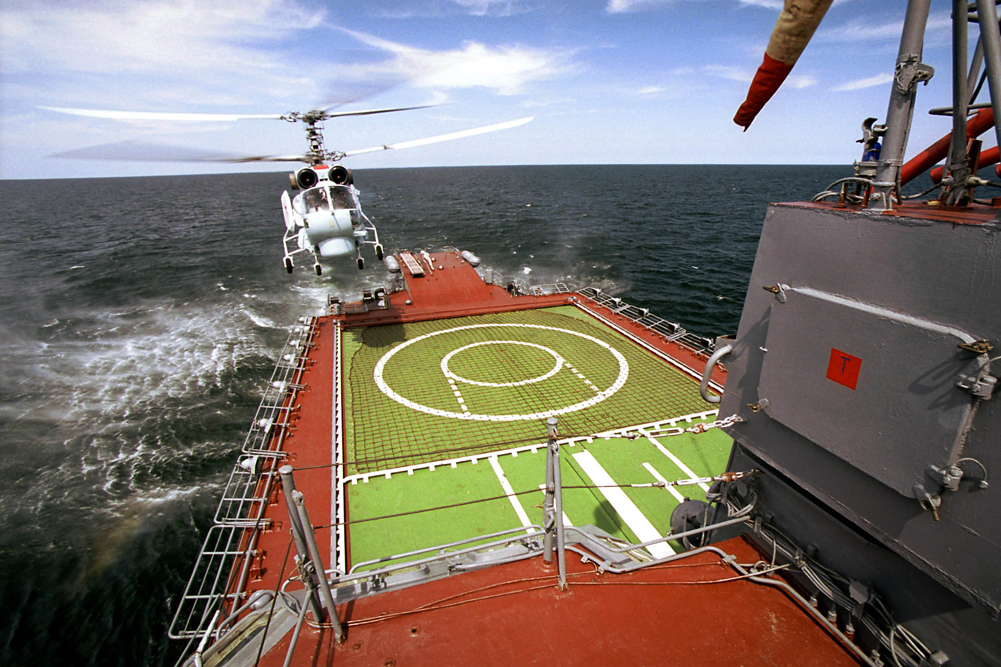Высадка на корабль. РЛС Ангара Корабельная. Корабельный вертолет ка-27. Корвет 20380 вертолетная площадка.