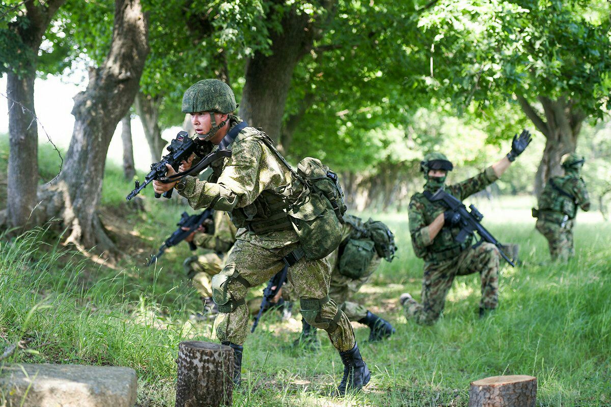 Подразделение в бою. Учения славянское братство 2019. Армия РФ учения. Военные десантники. Подготовка российского спецназа.