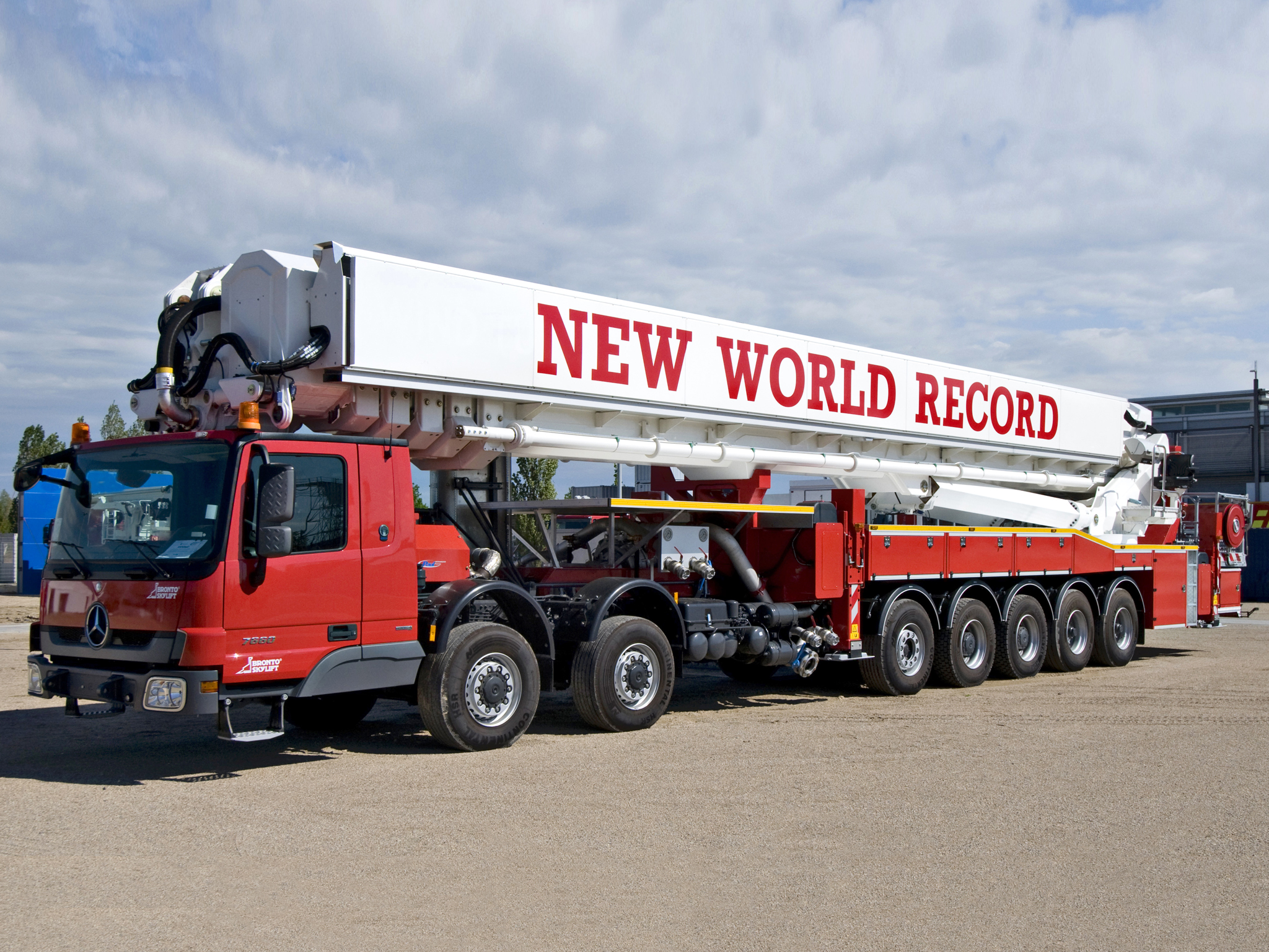 Метр пожарной. Пожарная машина Bronto Skylift f 112 HLA. Mercedes-Benz Actros 7660 14x8 Bronto Skylift f 112 HLA. Телескопический автоподъемник Bronto Skylift f 112 HLA. Коленчатый подъемник Бронто Скайлифт.