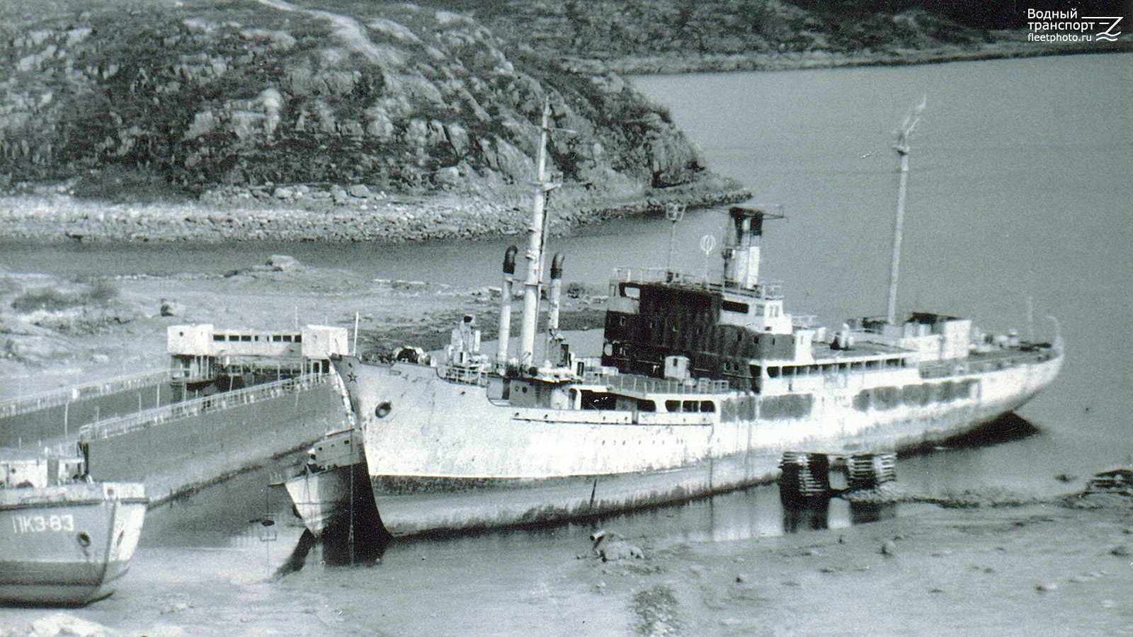 Губа пала. ПКЗ-206 Атрек. Плавбаза Советская Арктика. Плавбаза Двина. ПКЗ-112.