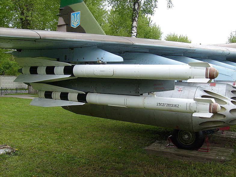 Сравнение р60 и р60 про. Су-25 Нурс. Су-25 с ракетами воздух-воздух. Р-60 ракета воздух-воздух. Авиационная ракета р60.