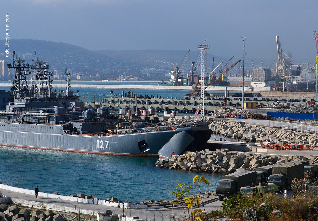 Новороссийск вмф части. БДК Шабалин. Новороссийская база ВМФ. Корабль БДК Минск. Порт Новороссийск ВМФ.