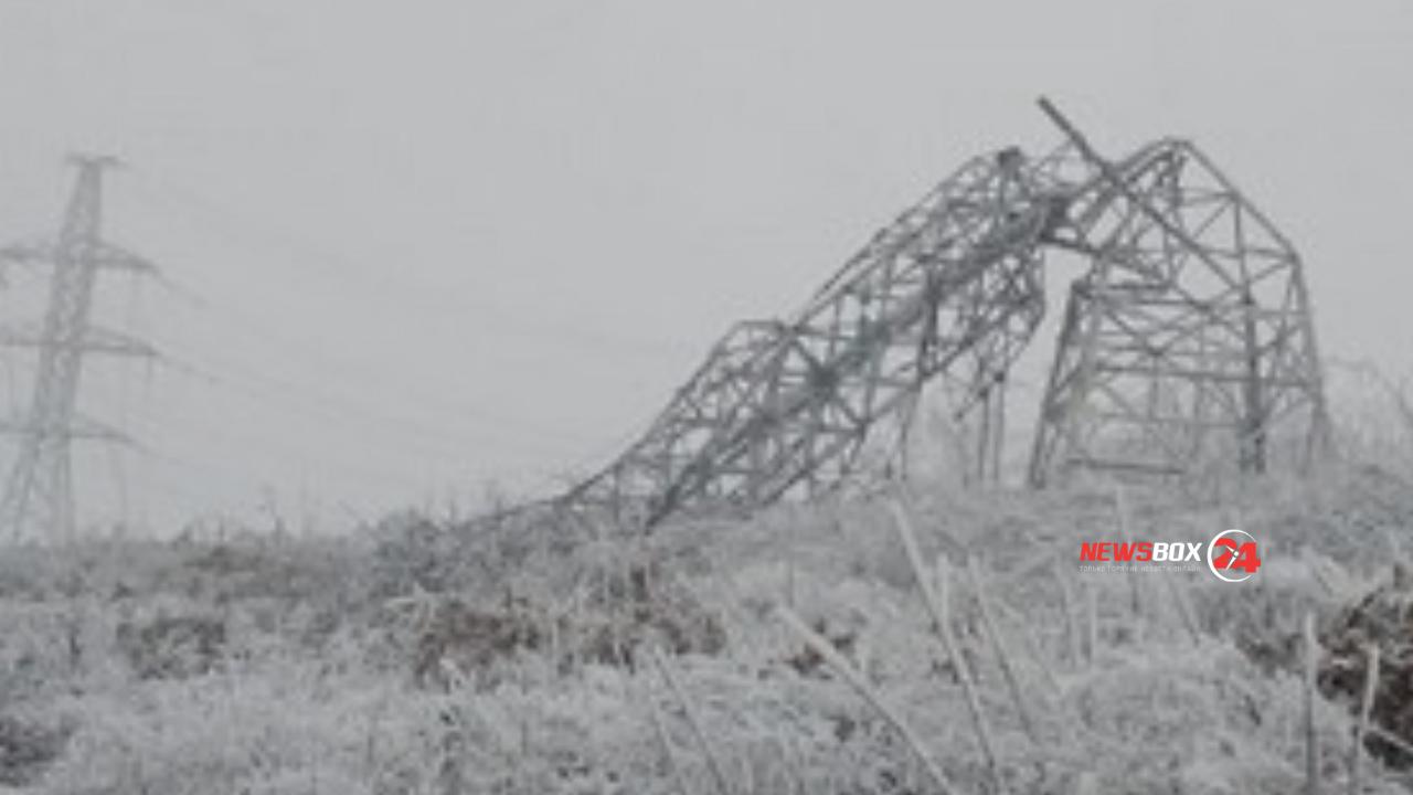 Почему февраль 2024 плохой. Упавшая опора ЛЭП 110кв в Приморье. Разрушенные линии электропередач. Обледенение линий электропередач. Упавшие опоры ЛЭП.